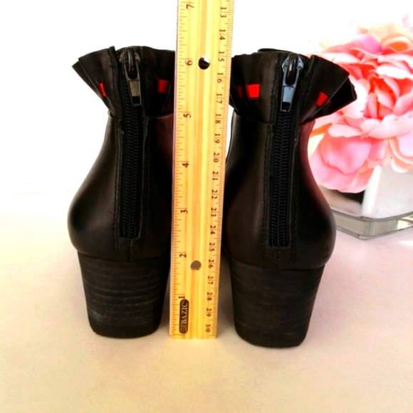 Lori Goldstein black open toe booties - Picture 5 of 12